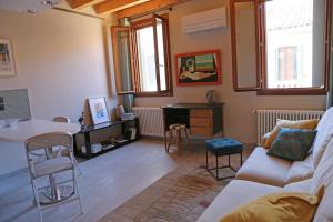 - un salon avec un canapé et une table dans l'établissement Shuttered Dreams Murano Venice, à Murano