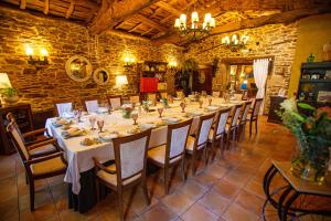 un comedor largo con una mesa larga y sillas en Pazo de Bendoiro, en Bendoiro