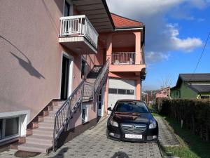 um pequeno carro estacionado em frente a um edifício em Apartman Magnolia em Petrovina Turopoljska