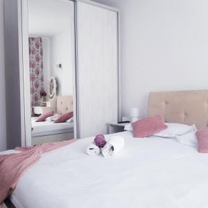 una camera da letto con un grande letto bianco con asciugamani di Apartament Ana a Topliţa