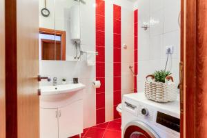 Phòng tắm tại OMIŠ WIND ROSE Apartment +49 ảnh