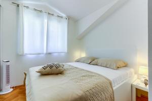 Giường trong phòng chung tại OMIŠ WIND ROSE Apartment