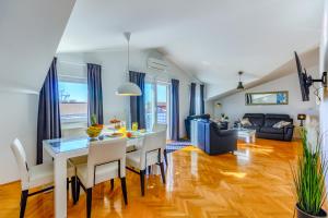 Khu vực ghế ngồi tại OMIŠ WIND ROSE Apartment