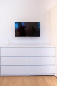 una cómoda blanca con una TV encima en Monjan Flat - Square Market Rynek, en Wroclaw