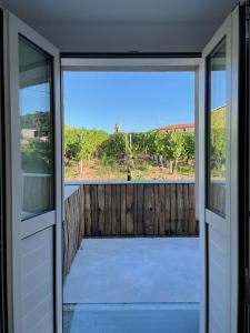 une porte ouverte d'une maison avec vue sur une terrasse couverte dans l'établissement Cepas Da Cuenga, à Ribadavia