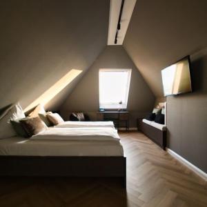 1 dormitorio con 1 cama grande y ventana en Landhaus Gut Halte en Papenburg