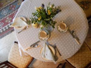 A restaurant or other place to eat at Rose Cottage 