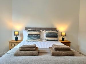 a bedroom with a large bed with two lamps at Stylish 3 Bedroom City Retreat in Perth