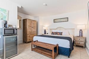 1 dormitorio con 1 cama, TV y mesa en Lowes Wharf Marina Inn, en Sherwood