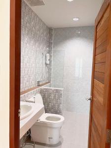 uma casa de banho com um WC, um lavatório e um chuveiro em Teenan Hostel em Nan