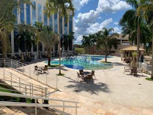 um resort com piscina e um hotel em Condomínio Barretos Thermas Park em Barretos