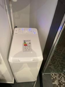 Un inodoro blanco en un baño con la tapa hacia abajo en Rentomatique Studio Jean Médecin, en Niza