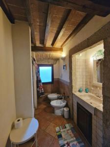 łazienka z toaletą, umywalką i wanną w obiekcie Piccola casa toscana con giardino con vista mozzafiato w mieście Podere Cordicella +18 zdjęć