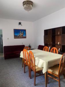 ein Esszimmer mit Tisch und Stühlen und einer Couch in der Unterkunft Tres Marias in San Juan