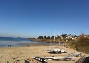 uma praia com barcos estacionados na areia em Chambre d'hôtes Seiz Breur em Lancieux