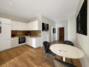 una cucina e una sala da pranzo con tavolo e sedie di The Place to Be in Sion a Sion