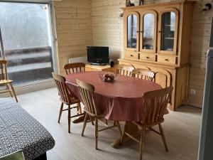 ein Esszimmer mit einem Tisch und Stühlen sowie einem TV in der Unterkunft Appartement Bolquère-Pyrénées 2000, 3 pièces, 8 personnes - FR-1-592-57 in Font Romeu Odeillo Via