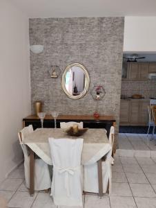 - une salle à manger avec une table et un miroir dans l'établissement Aggelina, à Sárkhos