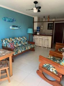 ein Wohnzimmer mit 2 Sofas und einer Küche in der Unterkunft Casa familiar pé na areia in Cabo Frio