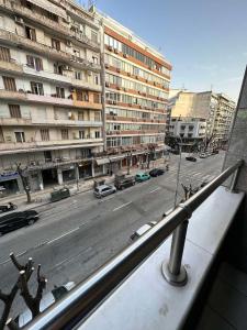 een uitzicht op een stadsstraat vanuit een gebouw bij Marios IsimeriaHomz in Thessaloniki