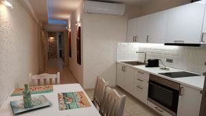 Kuchyň nebo kuchyňský kout v ubytování Anastasia Luxury Suites by Xenius Zeus in Nea Flogita