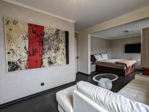 une chambre d'hôtel avec un canapé et un lit dans l'établissement Boutique Hotel Albergo Brione, à Locarno