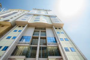 فندق الفنار العزيزية في مكة المكرمة: مبنى طويل مع السماء الزرقاء في الخلفية