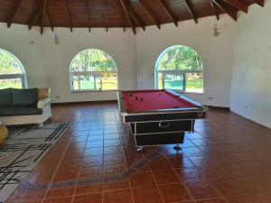 een kamer met een pooltafel op een tegelvloer bij Villas for Vacation 32-18-6 in Sosúa