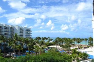 鷹海灘的住宿－阿魯巴島萬豪度假酒店及斯特拉瑞斯娛樂場，阳台享有度假村的景致。