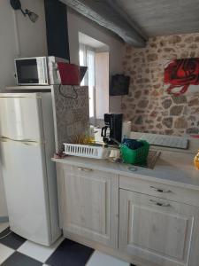 Kuchyň nebo kuchyňský kout v ubytování locationseillans var studio violette3e etage