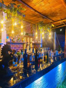 um bar com garrafas de álcool numa mesa em HOTEL MAR Y LAGO em Lunahuaná