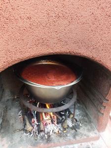 un pot de chili dans un four en briques dans l'établissement MILDA+M, à Skradin