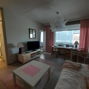 エスポーにあるViherkallio two room apartment with kitchen and balkonyのリビングルーム(ソファ、テーブル付)