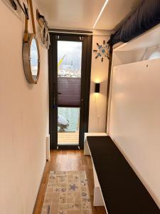 Houseboat Seabreeze في ألغيرو: غرفة صغيرة بها سرير ونافذة