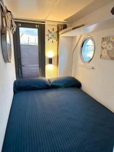 Postel nebo postele na pokoji v ubytování Houseboat Seabreeze