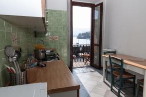 een keuken met een aanrecht en uitzicht op het water bij Menaggio Marina in Menaggio
