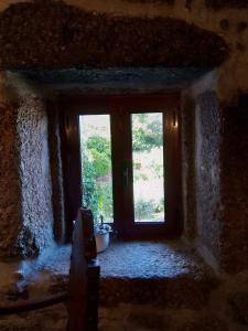 una habitación vacía con dos ventanas en un edificio en Casa do Carregal, en Braga