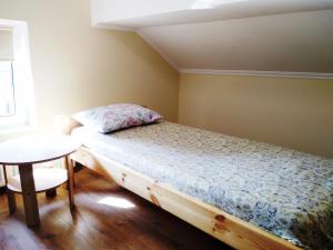 Dormitorio pequeño con cama y mesa en Хостел "На Янгеля" с парковкой WIFI, en Vínnytsia