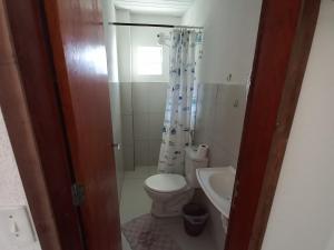 bagno con servizi igienici e lavandino di Hospedaria da Praia Fortaleza a Fortaleza