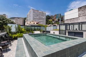 リオデジャネイロにあるUnhotel - Bossa Design Studios Ipanema, Perto da Praiaの屋根のスイミングプール