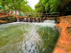wodospad w basenie wodnym w parku w obiekcie Thermas Paradise - Duplex w mieście Rio Quente