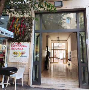 een deur naar een restaurant met een tafel en stoelen bij IANOS Apartment Naples in Napels