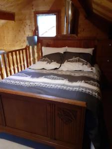 Een bed of bedden in een kamer bij chalet des Greunnouilles