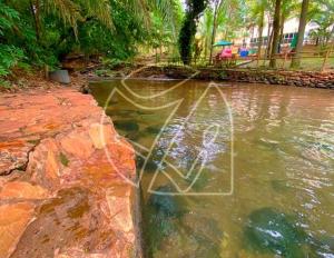 basen z wodą z osobą w wodzie w obiekcie Thermas Paradise - Duplex w mieście Rio Quente