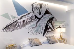 um quarto com um mural de pássaros na parede em Cervantes 5 Collection - Greco Aparcamiento en el Edificio em Toledo