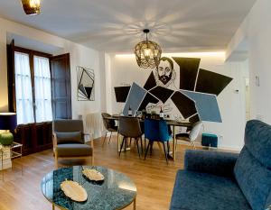 uma sala de estar com um sofá e uma mesa em Cervantes 5 Collection - Greco Aparcamiento en el Edificio em Toledo
