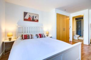 una camera bianca con un grande letto bianco con due cuscini di Stylish 2 Bedroom Apartment on the Waterfront a Ipswich