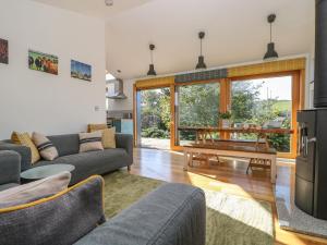 Una sala de estar con un sofá y un televisor. en Nordstrom, en Truro