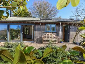 Una pequeña casa con jardín y patio. en Nordstrom, en Truro