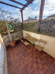 un patio con tavolo e sedie in legno sul balcone. di Apartment46 a Mali Lošinj (Lussinpiccolo)